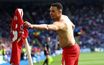 Το αριστερό του Άρνολντ στέλνει την Λίβερπουλ αγκαλιά με τον τίτλο και τη Λέστερ πίσω στην Championship