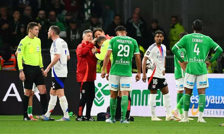 Διακοπή στο ντέρμπι της Σεντ Ετιέν με τη Λιόν: Ο βοηθός διαιτητή δέχθηκε αντικείμενο