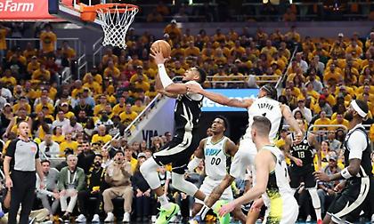 Η μοναξιά του Γιάννη και η μεγάλη νίκη των Νάγκετς: Τα αποτελέσματα των πρώτων αγώνων των playoffs