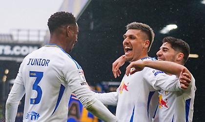 Έβγαλε «εξάσφαιρο», ταπείνωσε τη Στόουκ και άγγιξε επιστροφή στην Premier League η υπερηχητική Λιντς!