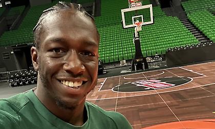 Ο Ναν με το βραβείο του MVP