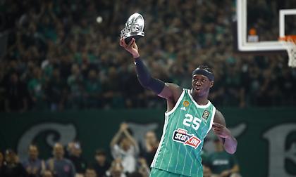 Ο Ναν παρέλαβε το βραβείο του MVP μπροστά στον κόσμο του Παναθηναϊκού και… σείστηκε το ΟΑΚΑ