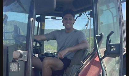 Ο Μπάμπης Κωστούλας πάνω σε τρακτέρ!