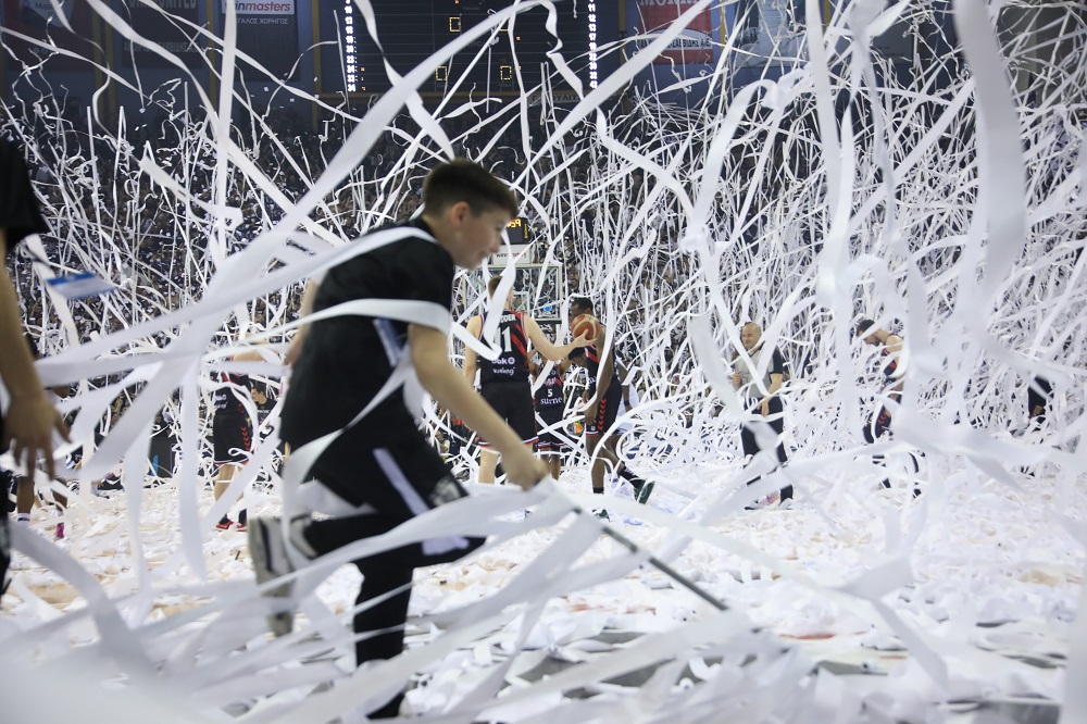 ΠΑΟΚ-Μπιλμπάο: Με το τζάμπολ… διακοπή στο Παλατάκι από χιλιάδες λευκά ρολά