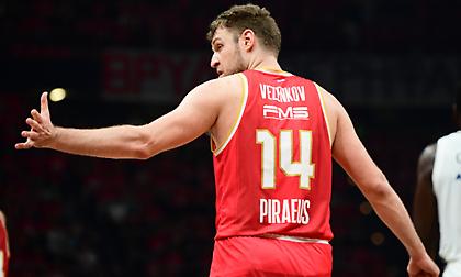 Στο πόδι το ΣΕΦ αποθέωσε τον Βεζένκοφ φωνάζοντάς του ρυθμικά «MVP, ΜVP»!