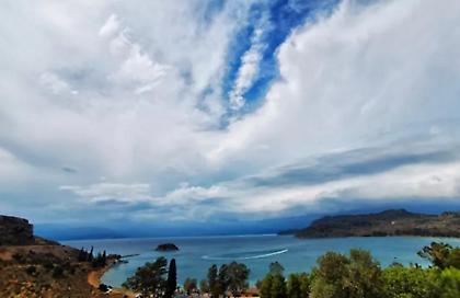 Καιρός: Συννεφιές σε όλη τη χώρα και τοπικές βροχές