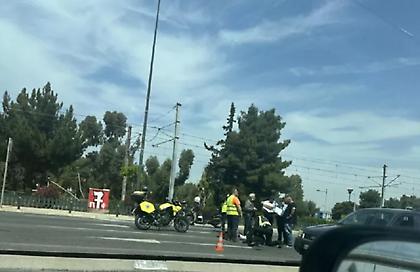 Τροχαίο ατύχημα στην παραλιακή, στο ρεύμα από Πειραιά προς Γλυφάδα - Τραυματίστηκε δικυκλιστής