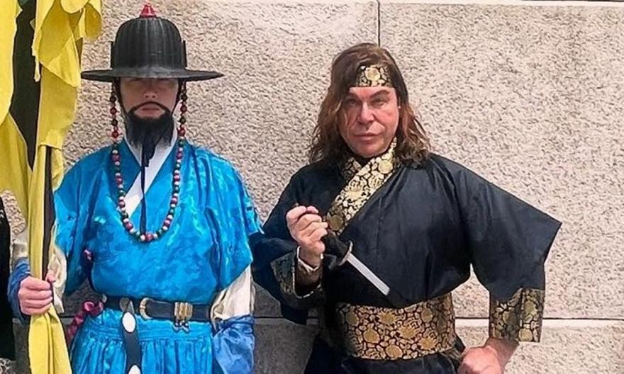 Αν δεν δεις τον Τρύφωνα Σαμαρά να «πολεμάει» με κορεάτικο σπαθί, δεν έχεις δει τίποτα...