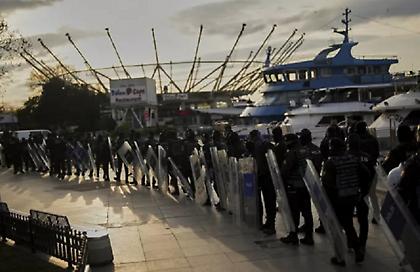 Αντιμέτωπος με ποινή κάθειρξης έως και 12 έτη ο Σουηδός δημοσιογράφος που κρατείται στην Τουρκία