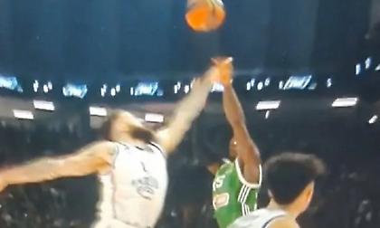 Πεντακάθαρο φάουλ στον Ναν πάνω στο τρίποντο δεν έδωσαν οι διαιτητές στην τελευταία φάση!