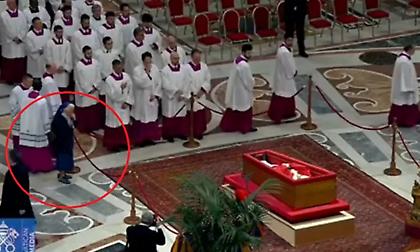 Σπαρακτικός αποχαιρετισμός: Επέτρεψαν σε ηλικιωμένη μοναχή που γνώριζε τον Πάπα να κλάψει δίπλα στο φέρετρό του