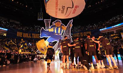 Εντυπωσιακή ατμόσφαιρα και κορεό από τους φίλους της Φενέρμπαχτσε πριν από το Game 2 με την Παρί