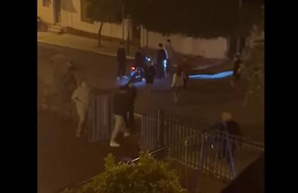 Εξοργιστικό περιστατικό στον Πόρο: Παρέα νεαρών πέταξε βαρελότα στα πόδια 85χρονης