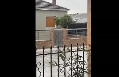 «Λευκοί» οι δρόμοι από το χαλάζι στην περιφέρεια των Τρικάλων - Δείτε βίντεο