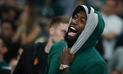 Σύζυγος Λεσόρ για οπαδό του Παναθηναϊκού:  «Είναι ΟΚ να θυμώνεις, αλλά όχι να τα βάζεις με γυναίκα με παιδί»