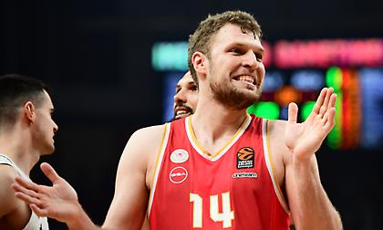 Ο Σάσα, η Dubai Chocolate και το Άμπου Ντάμπι: Το εκπληκτικό πανό φίλου του Ολυμπιακού για τον Βεζένκοφ!