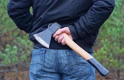 Άνδρας στη Λάρισα βγήκε από το αυτοκίνητο και επιτέθηκε σε ανήλικους με... τσεκούρι!