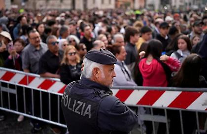 Λαοθάλασσα στο Βατικανό για το λαϊκό προσκύνημα στον Πάπα Φραγκίσκο - Αρχίζουν οι αφίξεις για την κηδεία