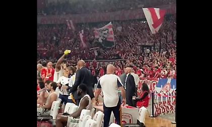 Εκτός εαυτού μετά από λάθος του ο Φερνάντο: Πέταξε ένα μπουκάλι και έβρεξε τους πάντες γύρω του!