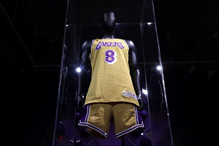 Πωλήθηκε για ποσό-ρεκόρ η φανέλα από το ντεμπούτο του Κόμπι Μπράιαντ με τους Λέικερς