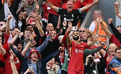 «Χαμογελάστε»: O Σαλάχ σκόραρε ξανά και το πανηγύρισε με μια selfie μπροστά από το Kop!