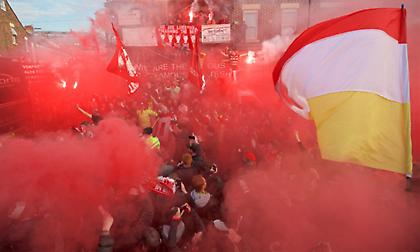 Εντυπωσιακή ατμόσφαιρα γύρω από το Άνφιλντ πριν από τη φιέστα της Λίβερπουλ!