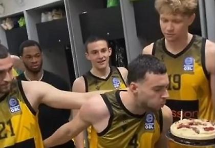 Γενέθλια με τούρτα για Καράμπελα στα αποδυτήρια της ΑΕΚ μετά την πρόκριση επί του ΠΑΟΚ