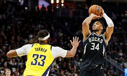 Στα πρόθυρα του αποκλεισμού οι Μπακς, πάλευε αβοήθητος ο Αντετοκούνμπο