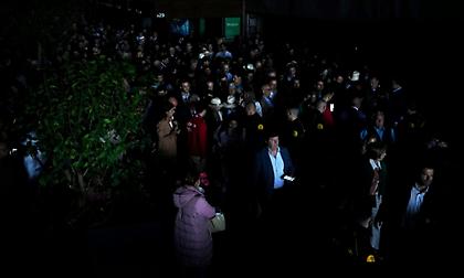 Πρωτόγνωρες εικόνες: Η Μαδρίτη ήταν βυθισμένη στο σκοτάδι όταν «υποδέχτηκε» τον Ολυμπιακό!