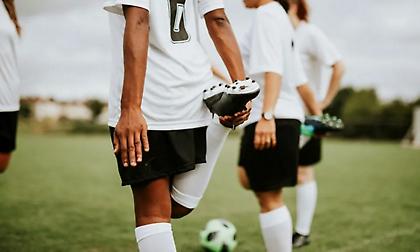 Η Σκωτία απαγορεύει τις τρανς παίκτριες στο ποδόσφαιρο γυναικών