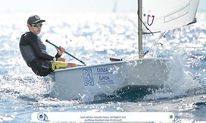 Σύσσωμη η ιστιοπλοϊκή οικογένεια στέκεται δίπλα στα παιδιά και τα μέλη της «Ελπίδας»