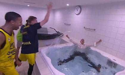 Γιόρτασαν την πρόκριση στο Final Four ρίχνοντας τον Γιασικεβίτσιους στο τζακούζι οι παίκτες της Φενέρ!