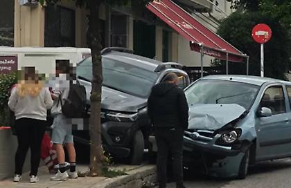 Τροχαίο έξω από παιδικό σταθμό στην Αγία Βαρβάρα - Δυο αυτοκίνητα καβάλησαν το πεζοδρόμιο