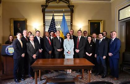 ΗΠΑ και Ουκρανία υπέγραψαν συμφωνία για τα ορυκτά και τη σύσταση επενδυτικού Ταμείου για την ανοικοδόμηση