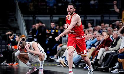 «Μου κάνεις πλάκα»: Τρελάθηκε στα... ελληνικά ο Αρλάουκας μετά το τρίποντο & φάουλ του Παπανικολάου