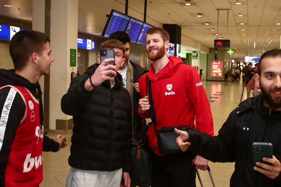 Ολυμπιακός: Επιστροφή με χαμόγελα από τη Μαδρίτη-Υποδοχή από φιλάθλους