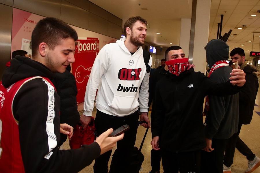 Ολυμπιακός: Επιστροφή με χαμόγελα από τη Μαδρίτη-Υποδοχή από φιλάθλους