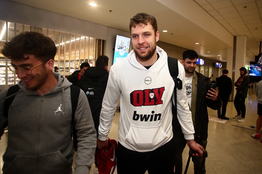 Ολυμπιακός: Επιστροφή με χαμόγελα από τη Μαδρίτη-Υποδοχή από φιλάθλους