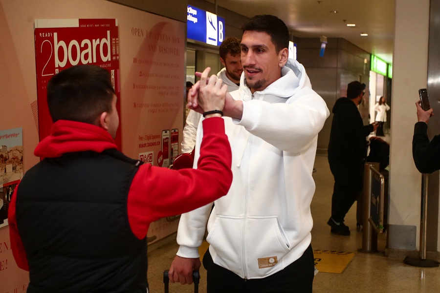 Ολυμπιακός: Επιστροφή με χαμόγελα από τη Μαδρίτη-Υποδοχή από φιλάθλους