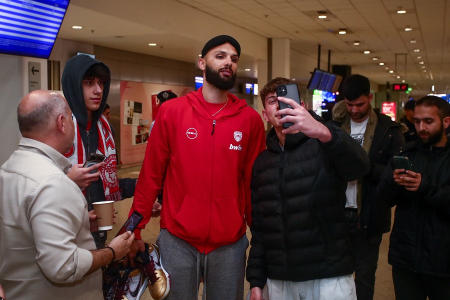 Ολυμπιακός: Επιστροφή με χαμόγελα από τη Μαδρίτη-Υποδοχή από φιλάθλους