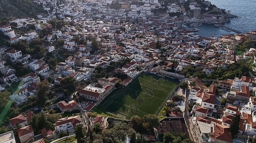 «Όπου υπάρχει Ελλάδα»: Το πιο όμορφο γήπεδο ποδοσφαίρου στην Ελλάδα, με θέα τη θάλασσα, είναι στην Ύδρα