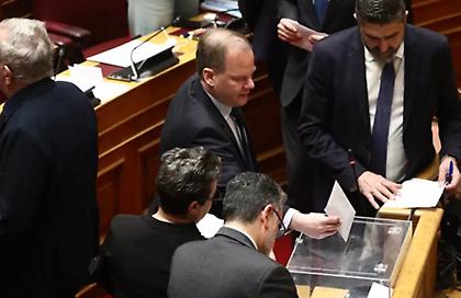 Η παραπομπή Καραμανλή και η τακτική της κυβέρνησης