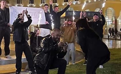 Θεσσαλονίκη: Της έκανε πρόταση γάμου με πυρσούς στη μέση της Αριστοτέλους - Δείτε βίντεο