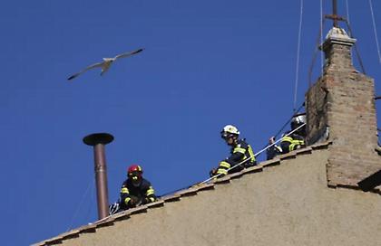 Βατικανό: Τοποθετήθηκε η καμινάδα για την παπική εκλογή στην οροφή της Καπέλα Σιξτίνα - Δείτε φωτογραφίες