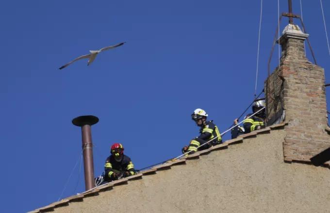 Βατικανό: Τοποθετήθηκε η καμινάδα για την παπική εκλογή στην οροφή της Καπέλα Σιξτίνα