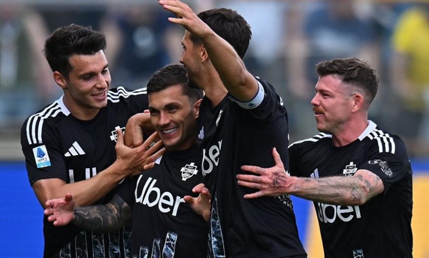 Απτόητη με ασίστ Δουβίκα η Κόμο, ακόμα περιμένει τη σωτηρία η Κάλιαρι