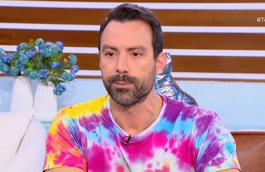 Σάκης Τανιμανίδης: To colorful tie dye μπλουζάκι του είναι σπέσιαλ δώρο