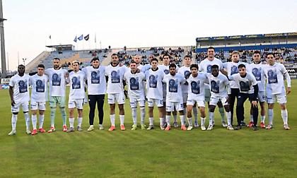 Με μπλούζες για τον αδικοχαμένο Τσιμάνγκα οι παίκτες του Ατρομήτου