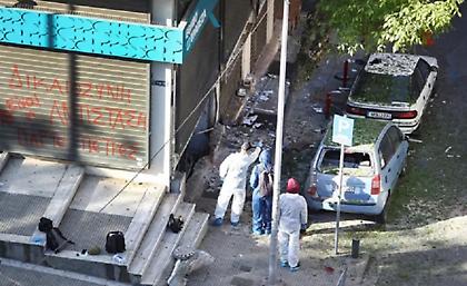 Έκρηξη έξω από τράπεζα στη Θεσσαλονίκη – Νεκρή η γυναίκα που έβαλε τον μηχανισμό - Δείτε φωτογραφίες