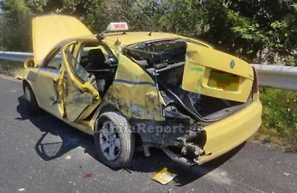 Νταλίκα πήρε «παραμάζωμα» ταξί στην Αθηνών – Λαμίας (φωτογραφίες)